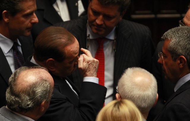 Ο Μπερλουσκόνι γλίστρησε, έπεσε και χτύπησε στο μπάνιο