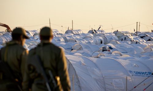 Πλοίο του ΝΑΤΟ αναζητεί επί πέντε ημέρες λιμάνι που θα δεχθεί 100 αφρικανούς πρόσφυγες