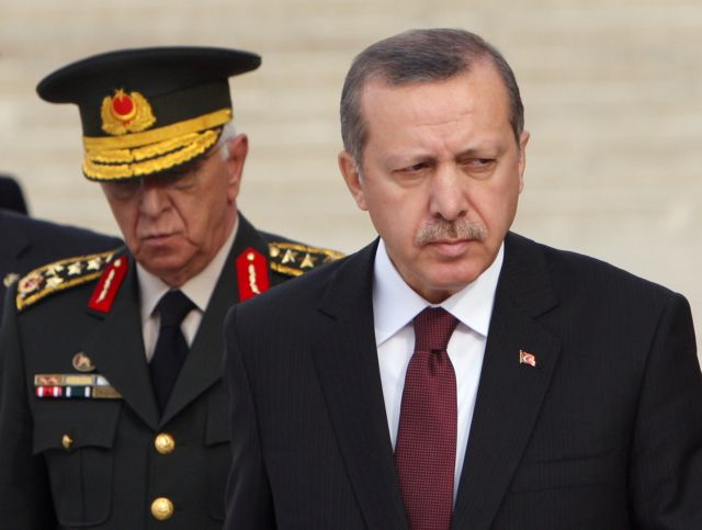 «Τετράστερη κρίση» στην Τουρκία, εδραιώνεται ο Ερντογάν επί των στρατηγών