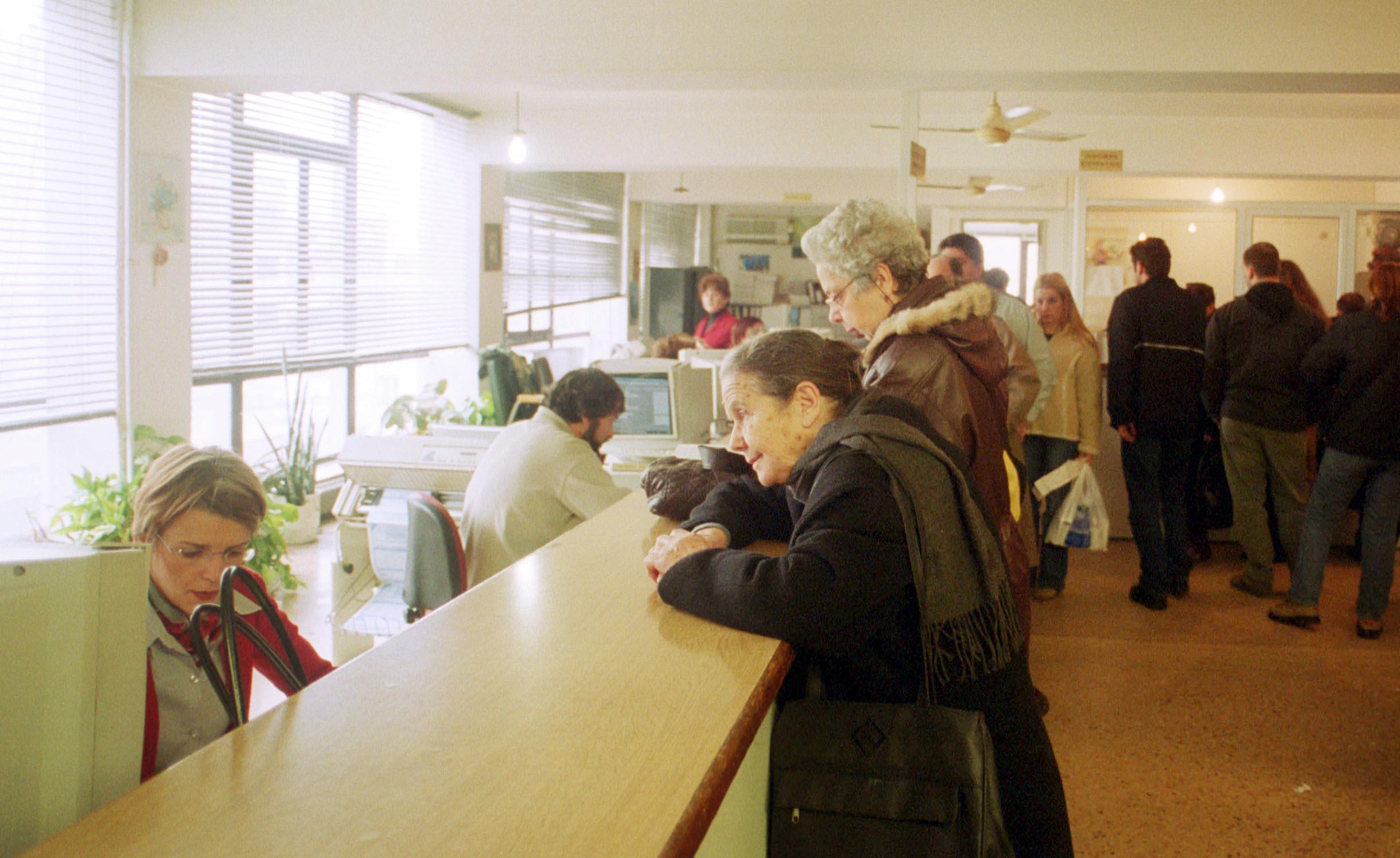 Πώς θα γίνεται η αυξημένη παρακράτηση φόρου για μισθωτούς και συνταξιούχους