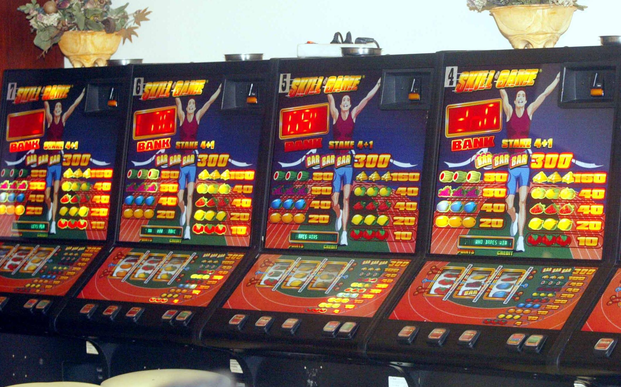 Πράσινο φως για 35.000 «φρουτάκια» και 15-20 άδειες στοιχήματος μέσω Διαδικτύου