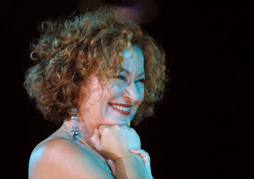 Η Τάνια Τσανακλίδου με ζεϊμπέκικα και ροκ στη Μονή Λαζαριστών