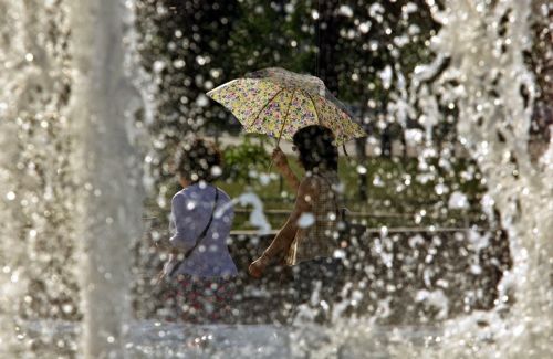 Καύσωνας, παρά το μελτέμι, σε ολόκληρη τη χώρα