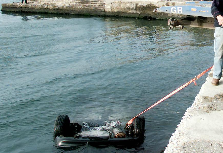 Νεκρός ο οδηγός ΙΧ αυτοκίνητου που έπεσε στο λιμάνι του Πειραιά