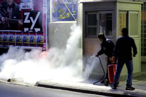 Επίθεση με μολότοφ κατά διμοιρίας των ΜΑΤ κοντά στα γραφεία του ΠΑΣΟΚ