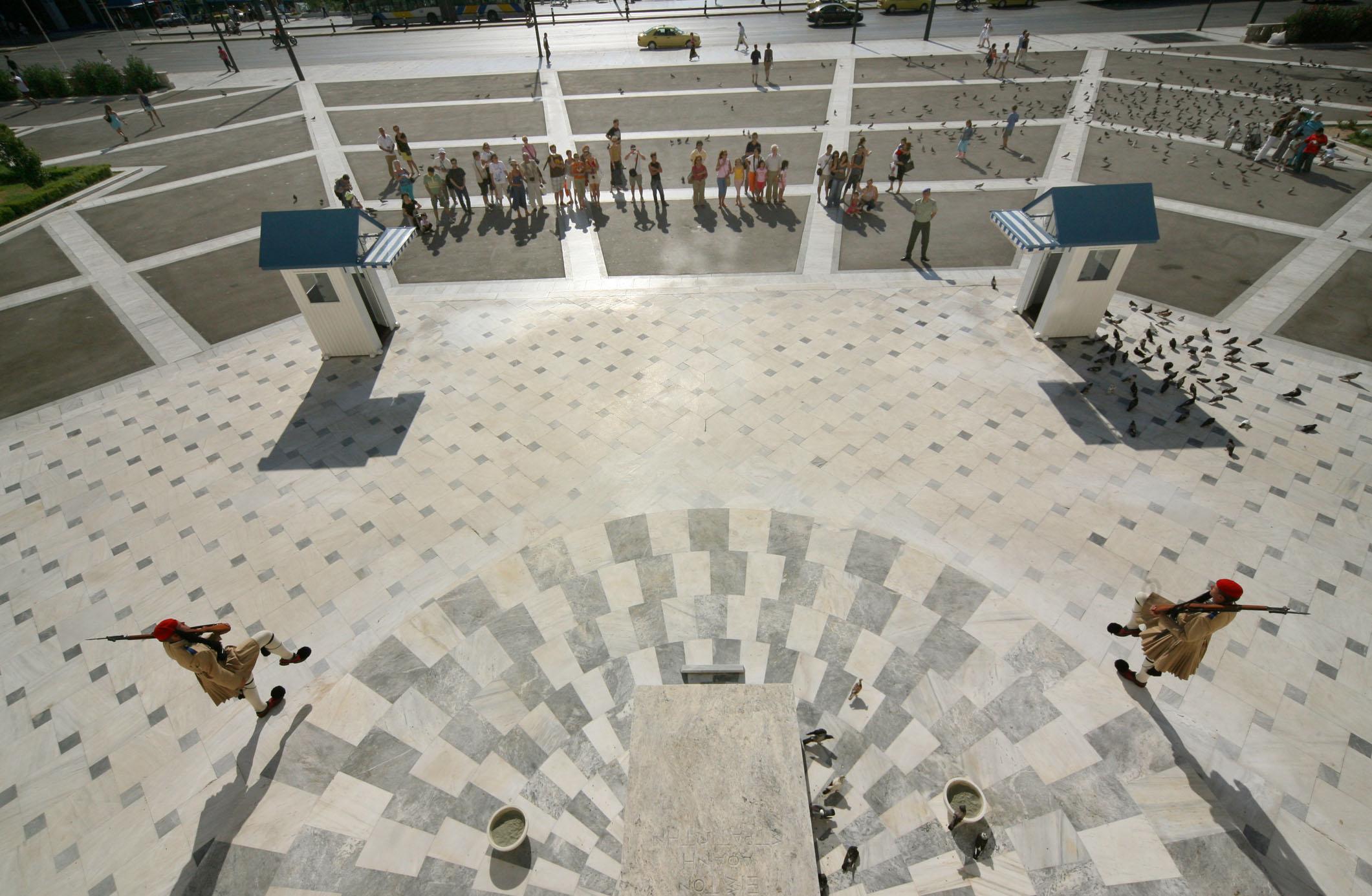 Τα μηνύματα των πολιτικών κομμάτων για την 37η επέτειο αποκατάστασης της Δημοκρατίας