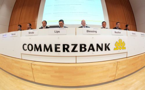 Αναδιάρθρωση του ελληνικού χρέους με «κούρεμα» 30%, προτείνει ο επικεφαλής της Commerzbank