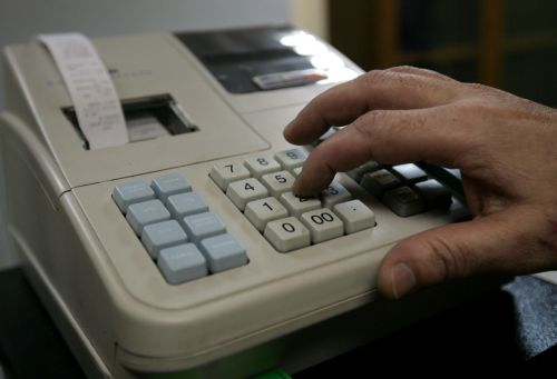 Πρόταση για είσπραξη ΦΠΑ σε πραγματικό χρόνο συναλλαγής εξετάζει το ΥΠΟΙΚ