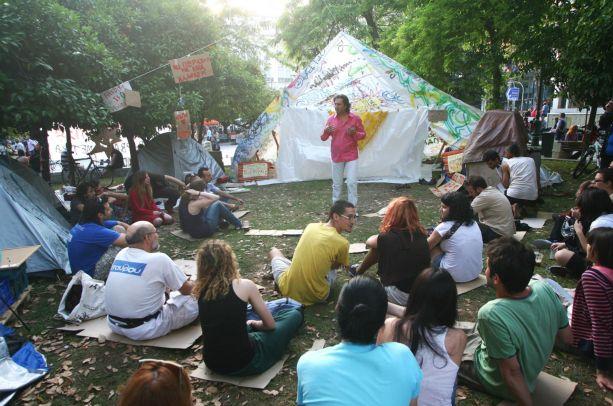 Εντείνει τις προσπάθειες για απομάκρυνση των σκηνών από το Σύνταγμα ο Δ.Αθηναίων