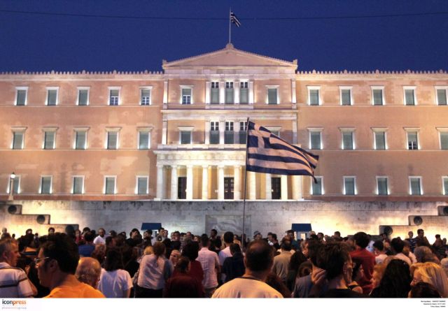 Στο Σύνταγμα παραμένουν για 49η ημέρα οι «Αγανακτισμένοι»