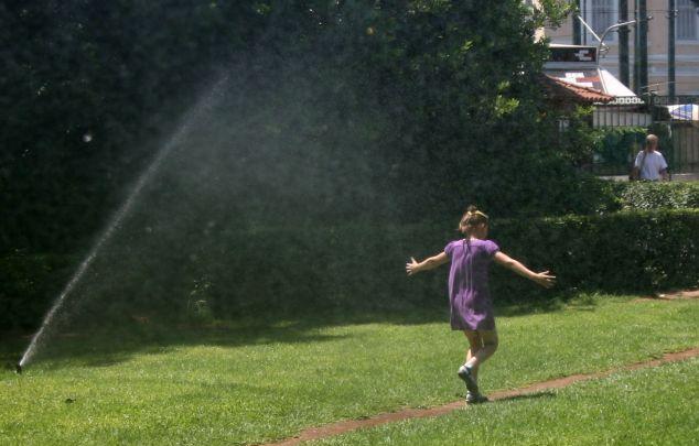 Κλιματιζόμενοι χώροι ανοίγουν το Σαββατοκύριακο σε Αθήνα-Πειραιά