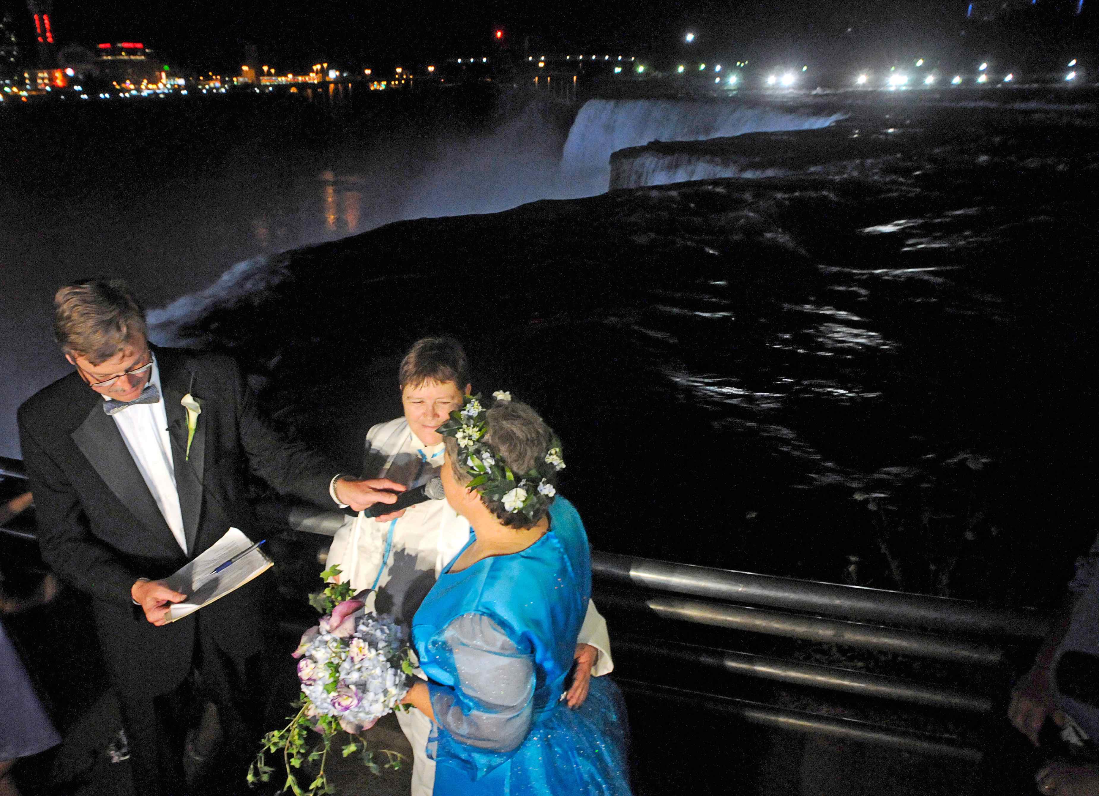 Με φόντο τον Νιαγάρα ο πρώτος γάμος ατόμων του ίδιου φύλου στη Νέα Υόρκη