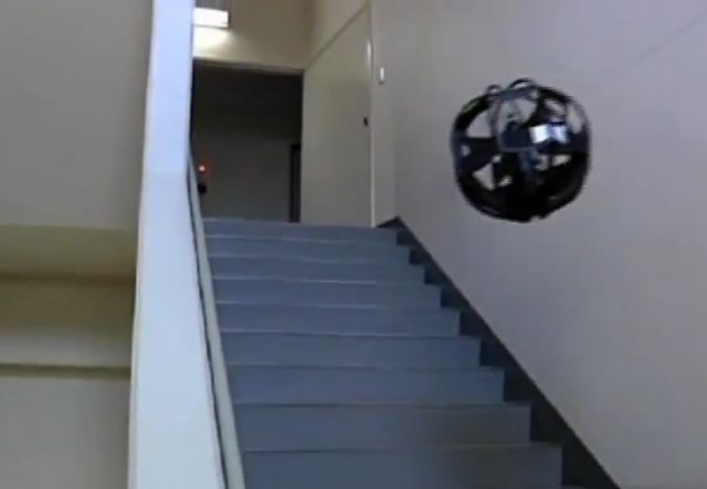 Φουτουριστική «ιπτάμενη σφαίρα» μπαίνει από το παράθυρο