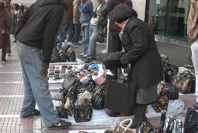 Δράση κυκλωμάτων παρεμπορίου στο κέντρο της Αθήνας καταγγέλλουν οι έμποροι