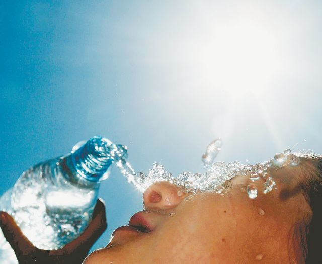 Κύμα καύσωνα σαρώνει τη χώρα, αποπνικτική η ατμόσφαιρα, παρόμοιες συνθήκες και την Τρίτη