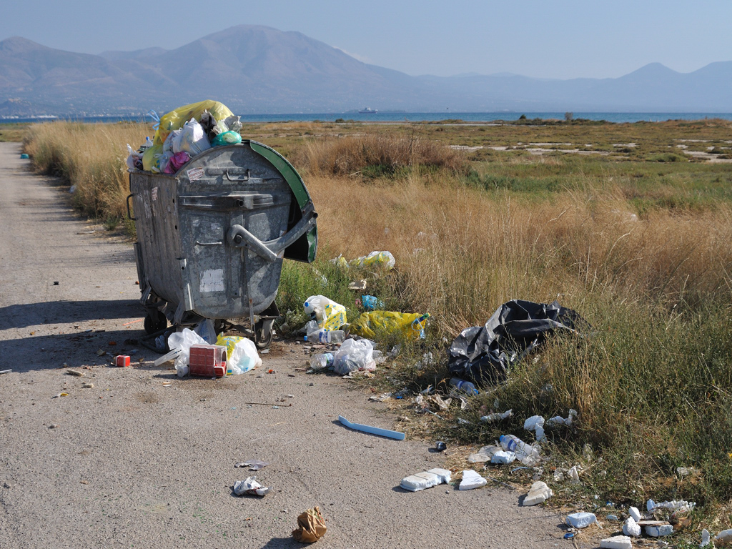 Σκουπίδια στον Αγ. Κωνσταντίνο Ωρωπού