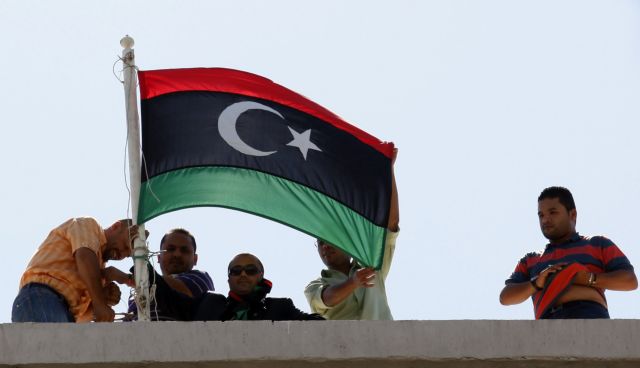 Ανεβοκατεβαίνουν οι σημαίες στη λιβυκή πρεσβεία της Αθήνας εν αναμονή εξελίξεων