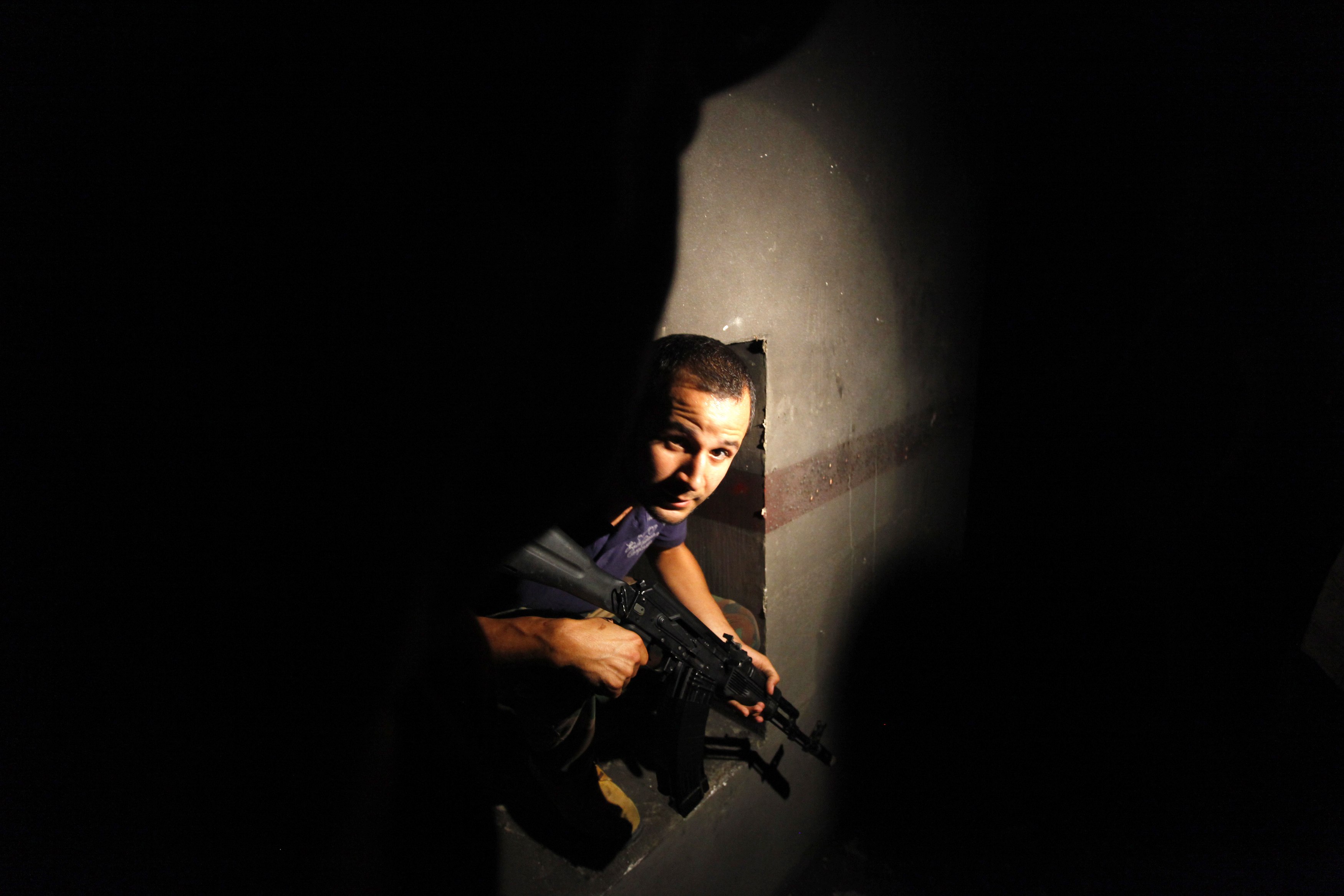 Ο Καντάφι ίσως πέρασε στην Αλγερία, υποστηρίζουν αντικαθεστωτικοί