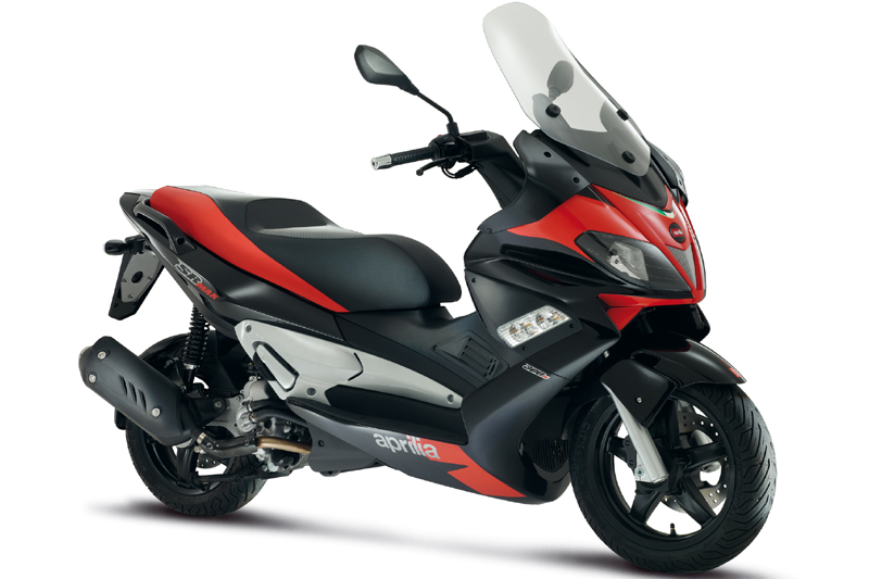 Στην Ελλάδα το Aprilia SR Max 300, με 4.090 ευρώ