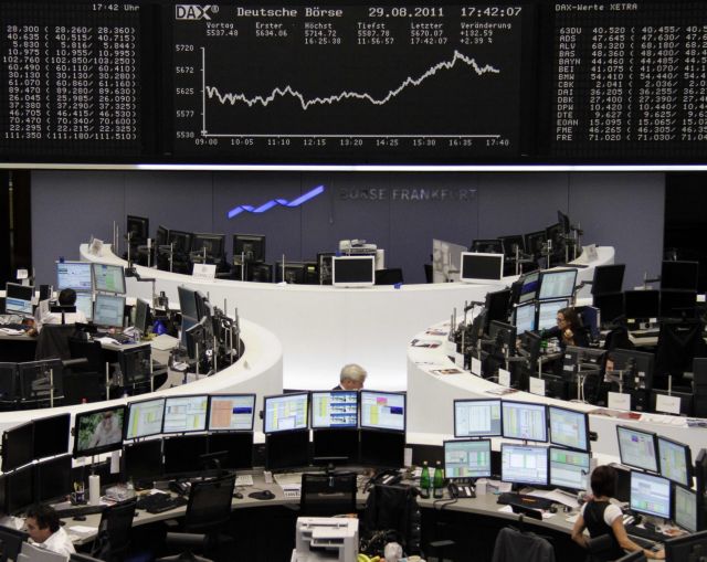 Στο πράσινο τα ευρωπαϊκά χρηματιστήρια και η Γουόλ Στριτ τη Δευτέρα