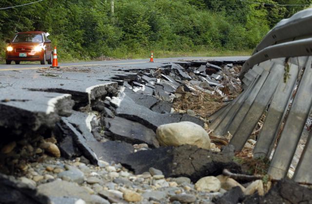 Προμήθειες από αέρος μεταφέρονται στο αποκομμένο από τις πλημμύρες Βερμόντ