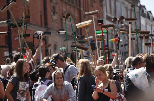 Με τις σκούπες στα χέρι βγαίνουν οι Λονδρέζοι για να καθαρίσουν την πόλη τους