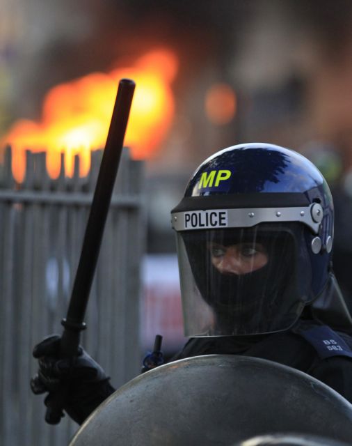Νεκρός στις ταραχές του Λονδίνου - Στους δρόμους 16.000 αστυνομικοί