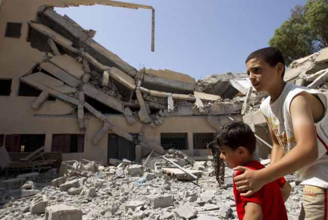 Το ΝΑΤΟ σκότωσε δεκάδες παιδιά σε βομβαρδισμό, λέει το καθεστώς Καντάφι