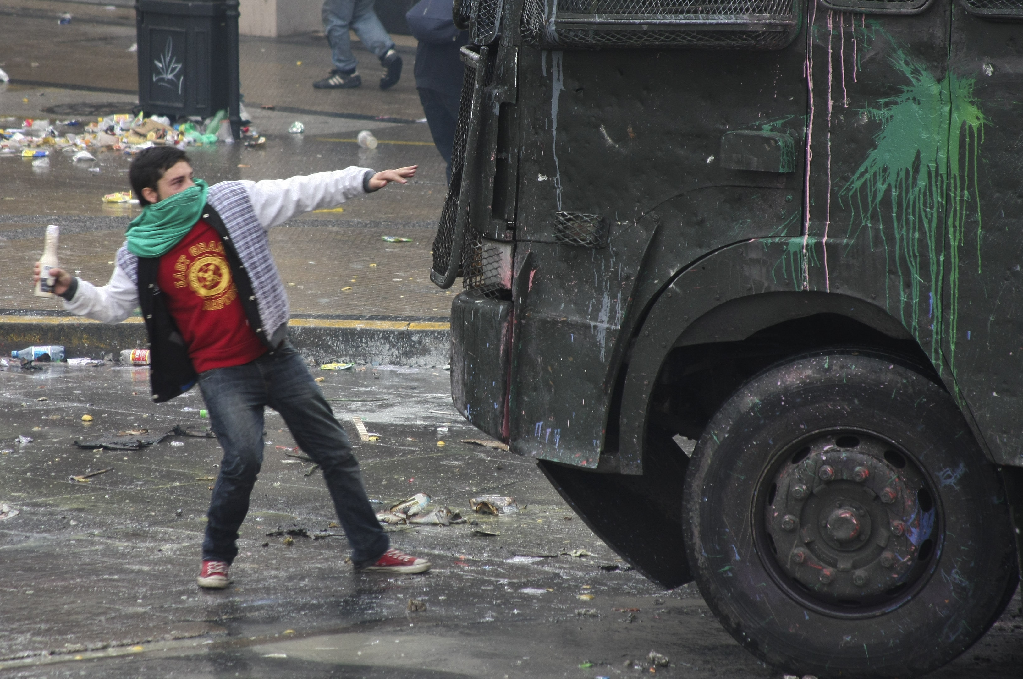 Ένας 16χρονος νεκρός από σφαίρα αστυνομικού στις διαδηλώσεις που σαρώνουν τη Χιλή