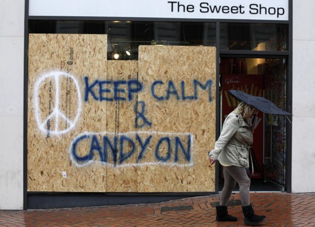 Σε περιφερομένες γιγαντοθόνες οι φωτογραφίες υπόπτων για τη βία στη Βρετανία