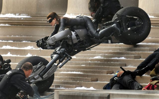 Η Αν Χάθαγουεϊ με τη δερμάτινη στολή της Catwoman