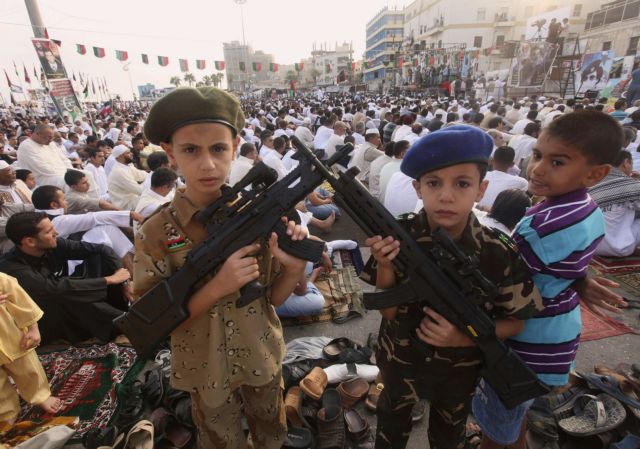 Μάχη εντυπώσεων από εξεγερμένους και Καντάφι, «τρέχει» η διορία μέχρι το Σάββατο