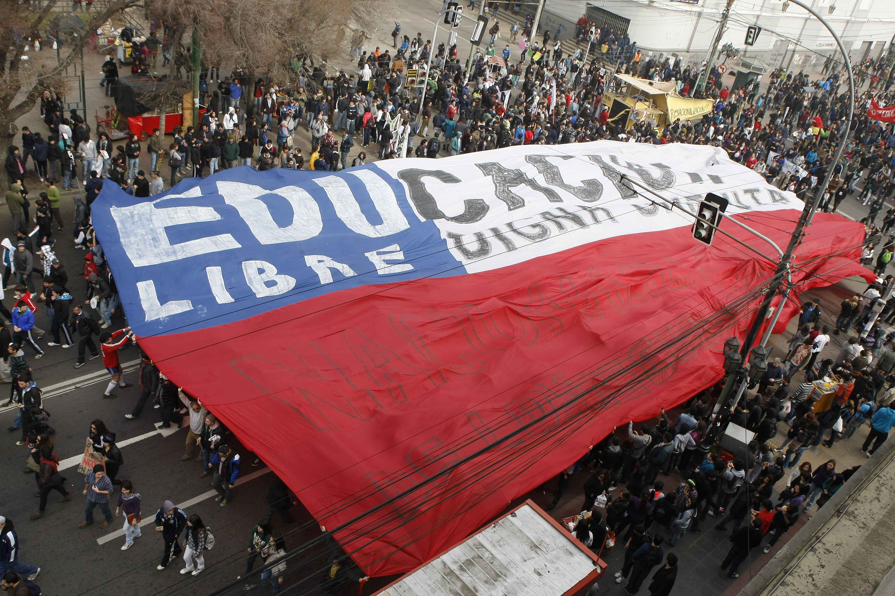 Ογκώδεις φοιτητικές διαδηλώσεις για την εκπαιδευτική μεταρρύθμιση στη Χιλή