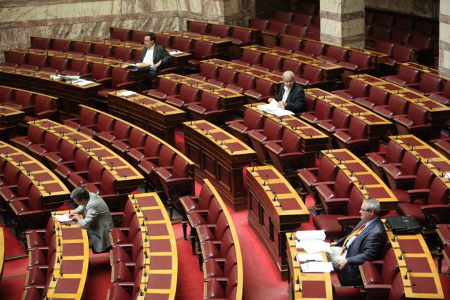 Εν μέσω πυρών υπερψηφίστηκε το πολυνομοσχέδιο του υπουργείου Οικονομικών