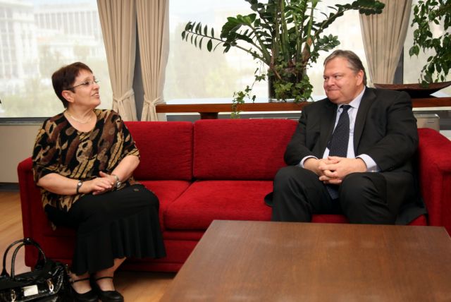 Αντίθετη σε αποκρατικοποιήσεις και πώληση γης δηλώνει η Αλ.Παπαρήγα