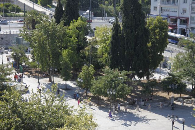 Πορεία προς το Δημαρχείο Αθηναίων πραγματοποίησαν «Αγανακτισμένοι»