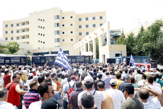 Με αφαίρεση αδειών προειδοποιεί η κυβέρνηση τους ιδιοκτήτες ταξί που κλείνουν δρόμους