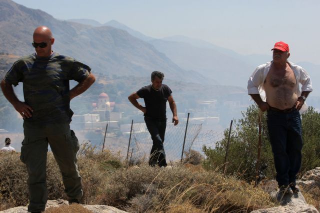 Πυρκαγιά σε εξέλιξη στα Σφακιά – Υπό έλεγχο η φωτιά στη Βραυρώνα