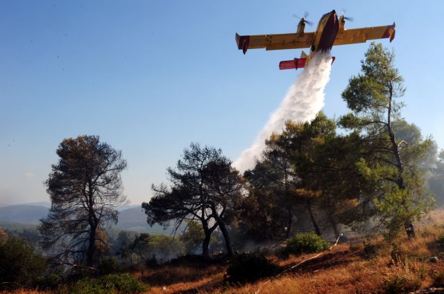 Μάχη με τις φλόγες δίνουν οι πυροσβέστες σε αρκετά σημεία της χώρας