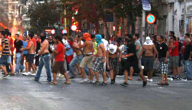 Δίωξη σε οπαδό του Ολυμπιακού Βόλου για ρίψη μολότοφ, το μεσημέρι δικάζονται άλλοι εννέα