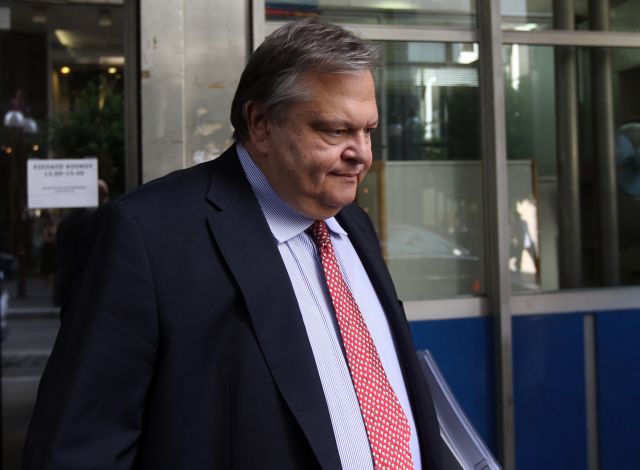 Συνέχεια σκληρών διαπραγματεύσεων τρόικας-Βενιζέλου την Πέμπτη, υπό το βάρος της ύφεσης