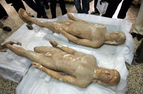 Στο αρχαιολογικό μουσείο της Κορίνθου επανατοποθετούνται οι δίδυμοι κούροι