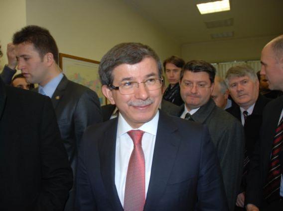 Ο Νταβούτογλου απειλεί τη Λευκωσία αν προχωρήσει σε γεωτρήσεις