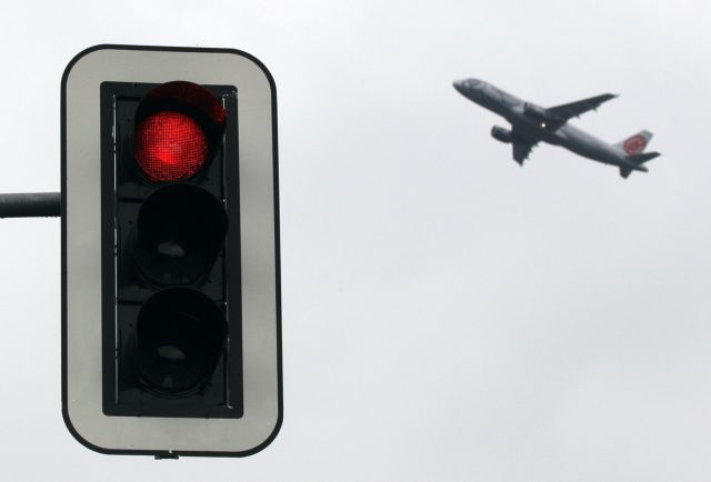 Σε απεργιακή κινητοποίηση προχωρούν την Τρίτη οι Γερμανοί ελεγκτές εναέριας κυκλοφορίας