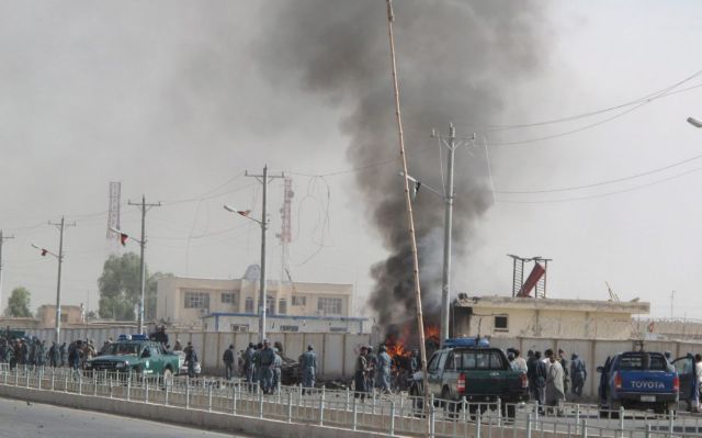Πολύνεκρη επίθεση βομβιστών και ενόπλων σε κυβερνείο στο Αφγανιστάν
