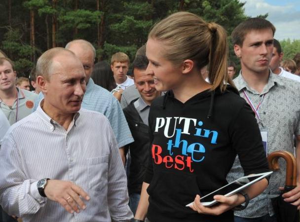 «Προεκλογική» διαφήμιση του Πούτιν ενισχύει τα σενάρια για την προεδρία