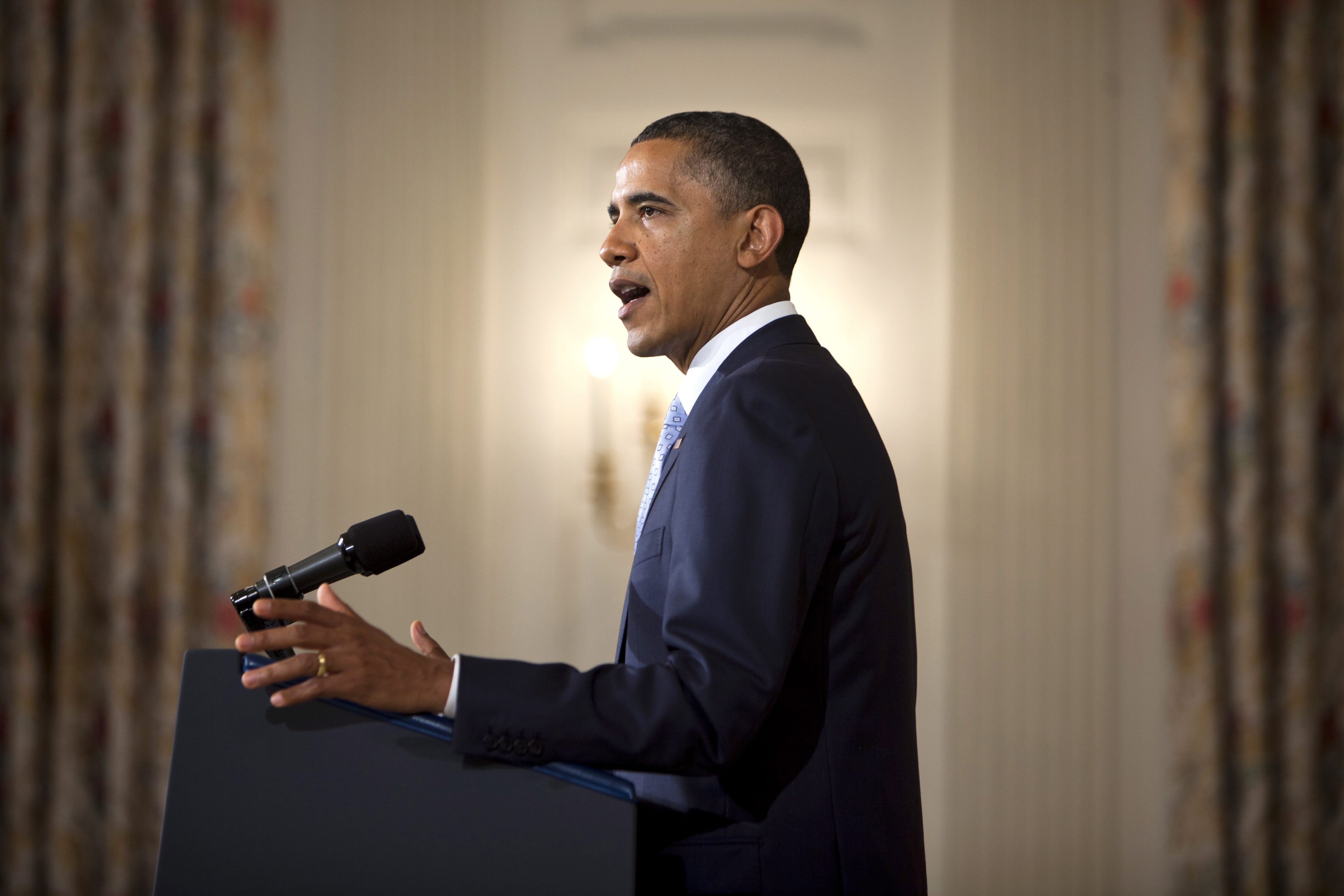 Βολές κατά του «αναποφάσιστου» και «αδύναμου» Μπ.Ομπάμα εκτοξεύει το Spiegel