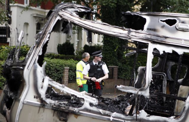 Σε Μάντσεστερ, Νότιγχαμ και Μπέρμιγχαμ εξαπλώνεται το κύμα βίας στη Βρετανία