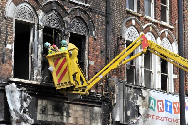 Επιχείρηση «επιστροφή στην τάξη» στη Βρετανία μετά το ξέσπασμα της βίας