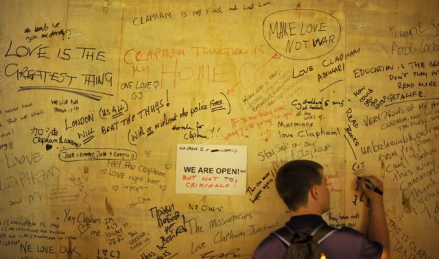 Οργή και απογοήτευση στη Βρετανία για τα πρωτοφανή επεισόδια